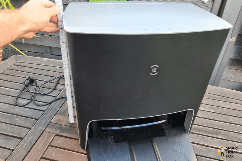 Die Höhe der Ecovacs Deebot X1 Turbo Station wird mit einem Lineal ausgemessen.